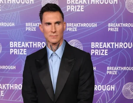 Adam Levine mostra foto rara ao lado da mulher e dos três filhos