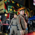 Mortos em incêndio em bar na Tailândia sobem para 30, e familiares aguardam identificação de corpos