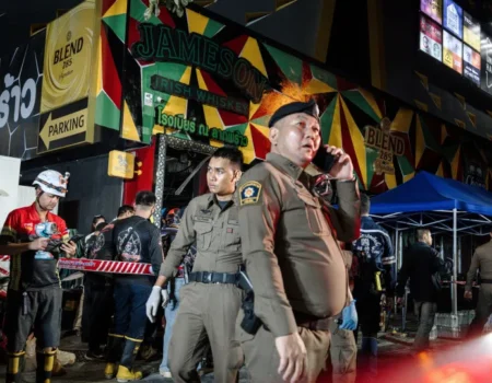 Mortos em incêndio em bar na Tailândia sobem para 30, e familiares aguardam identificação de corpos