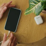 4 erros ao carregar o celular que podem reduzir a vida da bateria