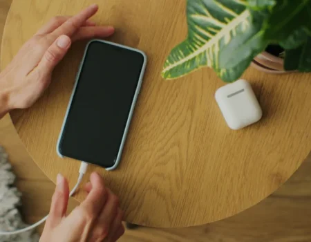 4 erros ao carregar o celular que podem reduzir a vida da bateria