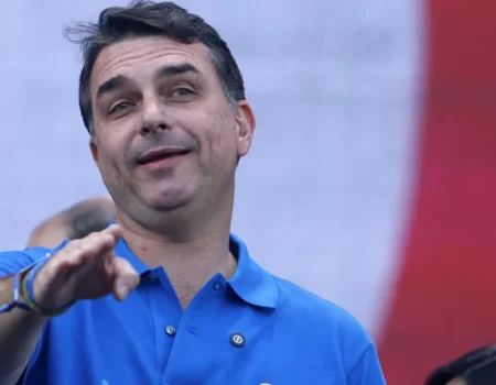 Flávio Bolsonaro diz que não tem relação com Michelle e que não viu vídeo com críticas