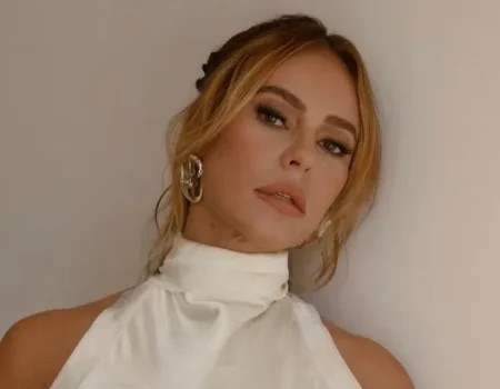 Paolla Oliveira impressiona com vestido de superfenda em novo ensaio