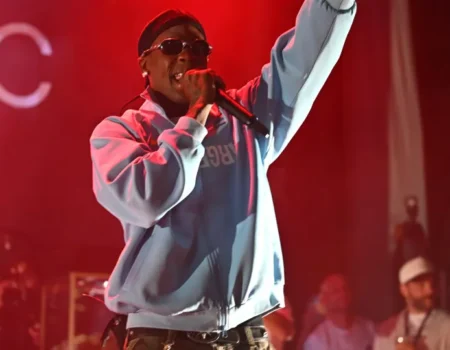 Travis Scott leva filha ao palco e é criticado nas redes sociais