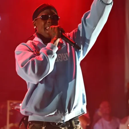 Travis Scott leva filha ao palco e é criticado nas redes sociais