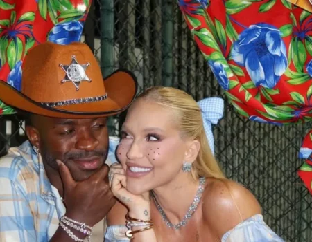 Vini Jr. e Virginia fazem festa julina com direito a barraca do beijo
