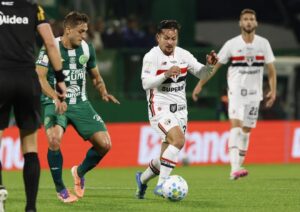 São Paulo perde para a lanterna Chapecoense e aumenta pressão no Brasileirão