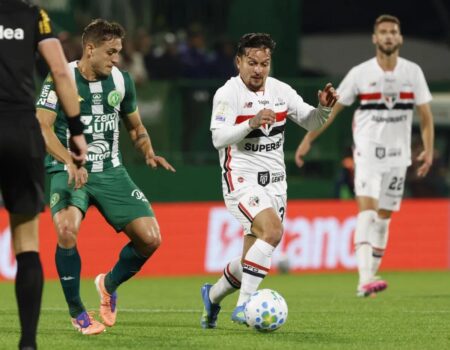 São Paulo perde para a lanterna Chapecoense e aumenta pressão no Brasileirão
